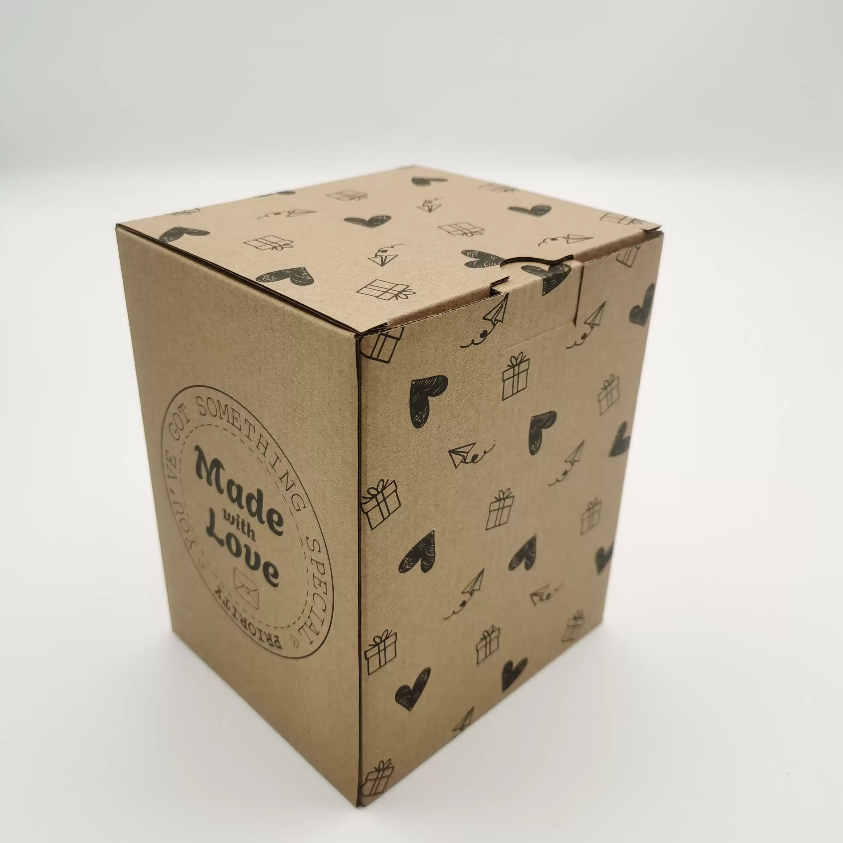 Geschenkbox aus Wellpappe Geschenkbox aus Wellpappe