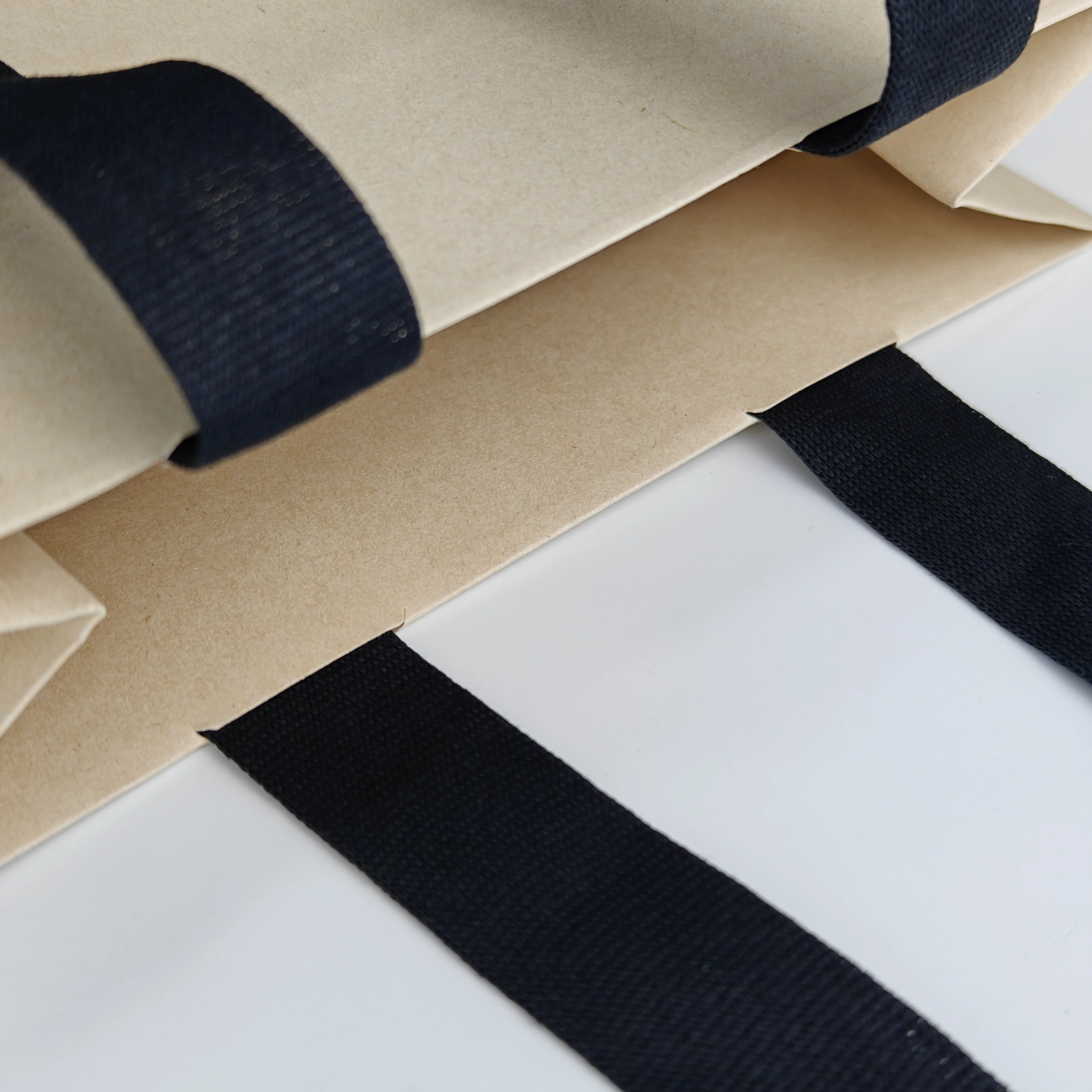  Papiertragetaschen mit Stoffgriffen